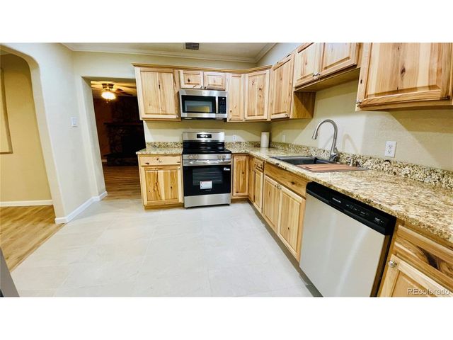 903 Quentin St, Aurora, CO 80011