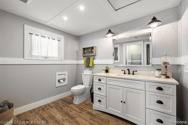 222 Ackerson Lake Drive, Jackson, MI 49201