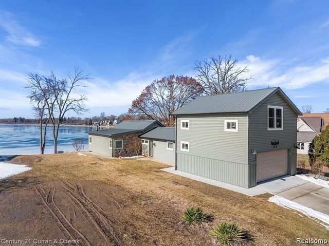 222 Ackerson Lake Drive, Jackson, MI 49201