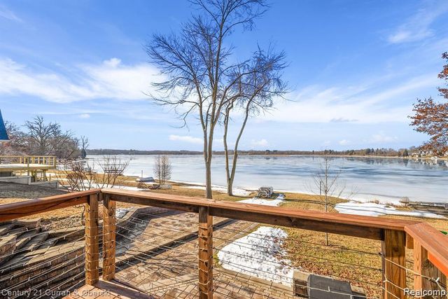222 Ackerson Lake Drive, Jackson, MI 49201
