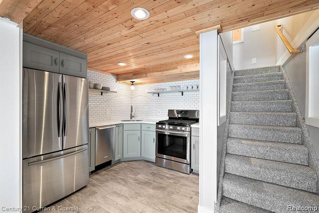 222 Ackerson Lake Drive, Jackson, MI 49201