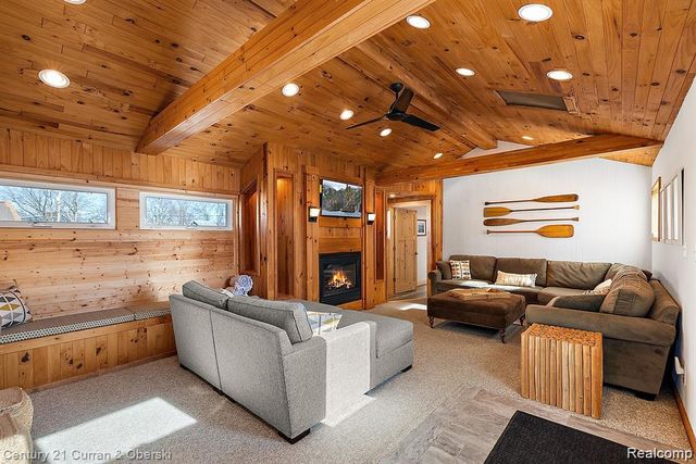 222 Ackerson Lake Drive, Jackson, MI 49201