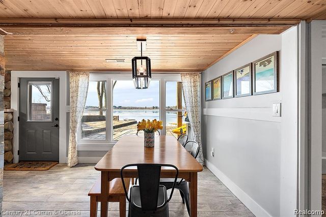 222 Ackerson Lake Drive, Jackson, MI 49201