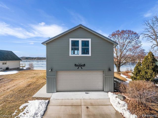 222 Ackerson Lake Drive, Jackson, MI 49201