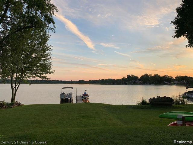 222 Ackerson Lake Drive, Jackson, MI 49201