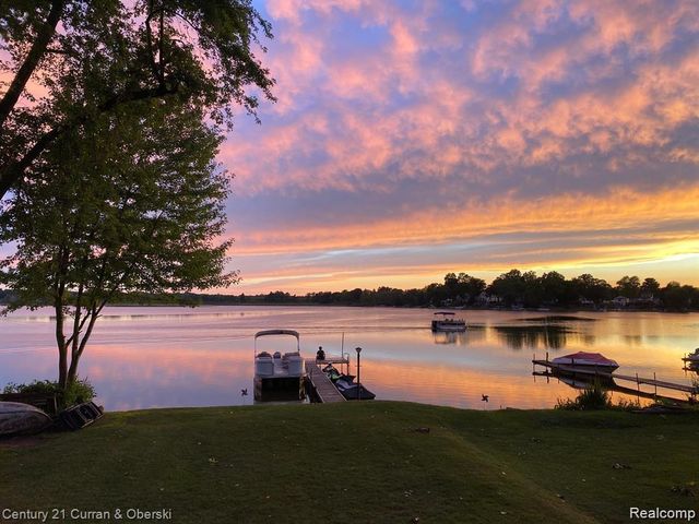 222 Ackerson Lake Drive, Jackson, MI 49201