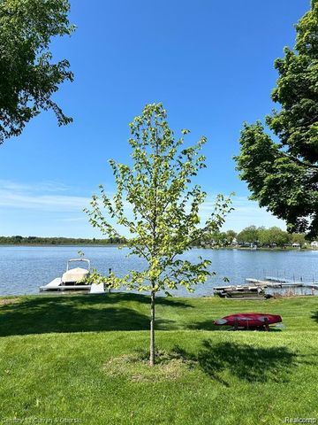 222 Ackerson Lake Drive, Jackson, MI 49201