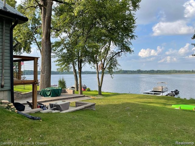 222 Ackerson Lake Drive, Jackson, MI 49201