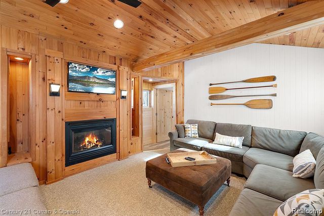 222 Ackerson Lake Drive, Jackson, MI 49201