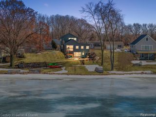 222 Ackerson Lake Drive, Jackson, MI 49201