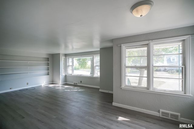 817 W RIDGE Road, Peoria, IL 61614