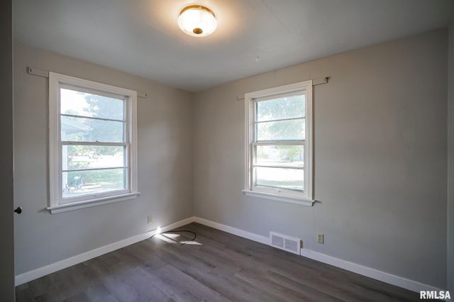 817 W RIDGE Road, Peoria, IL 61614