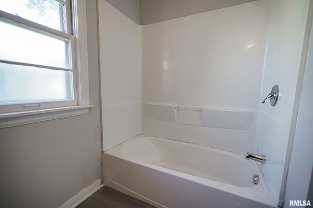 817 W RIDGE Road, Peoria, IL 61614