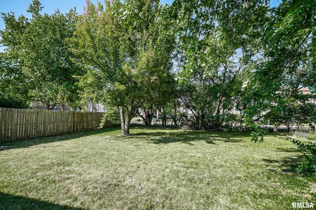 817 W RIDGE Road, Peoria, IL 61614