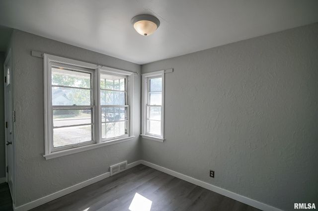 817 W RIDGE Road, Peoria, IL 61614