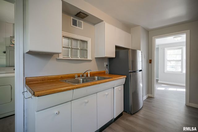 817 W RIDGE Road, Peoria, IL 61614