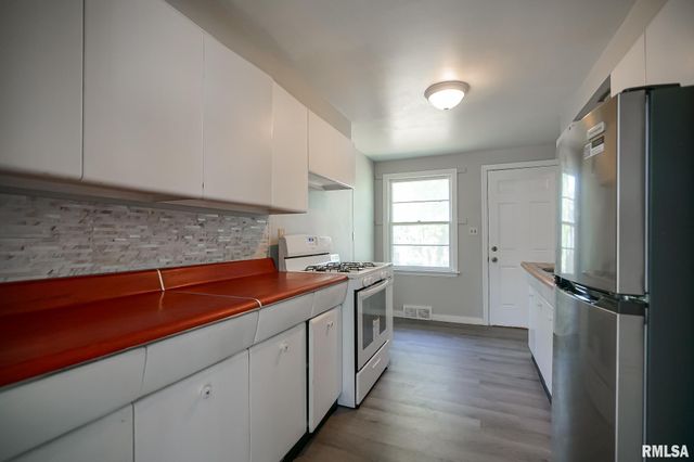 817 W RIDGE Road, Peoria, IL 61614