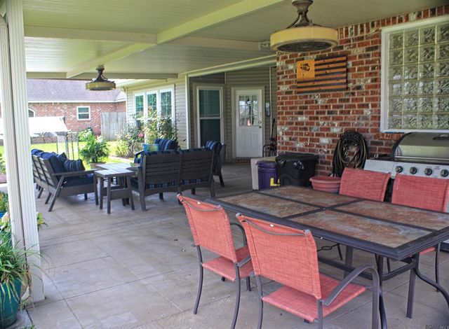 10075 Summerfield Dr, Denham Springs, LA 70726