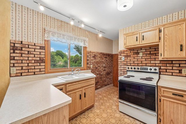 810 Summit AVENUE, Waukesha, WI 53188