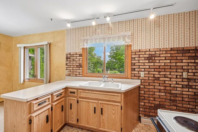 810 Summit AVENUE, Waukesha, WI 53188
