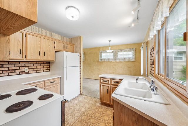 810 Summit AVENUE, Waukesha, WI 53188