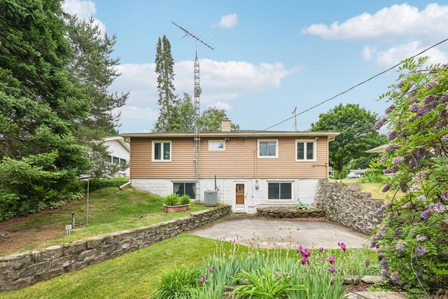 810 Summit AVENUE, Waukesha, WI 53188