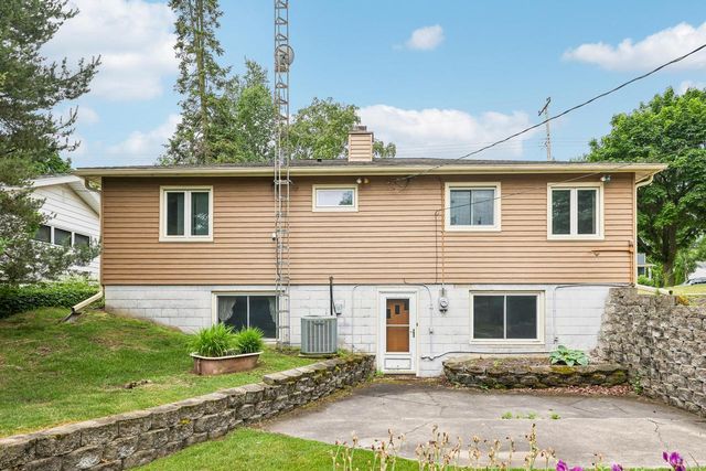 810 Summit AVENUE, Waukesha, WI 53188
