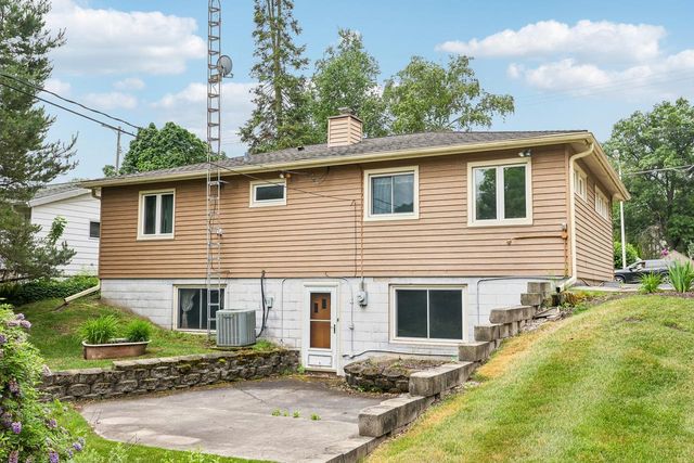 810 Summit AVENUE, Waukesha, WI 53188