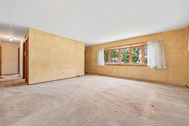 810 Summit AVENUE, Waukesha, WI 53188