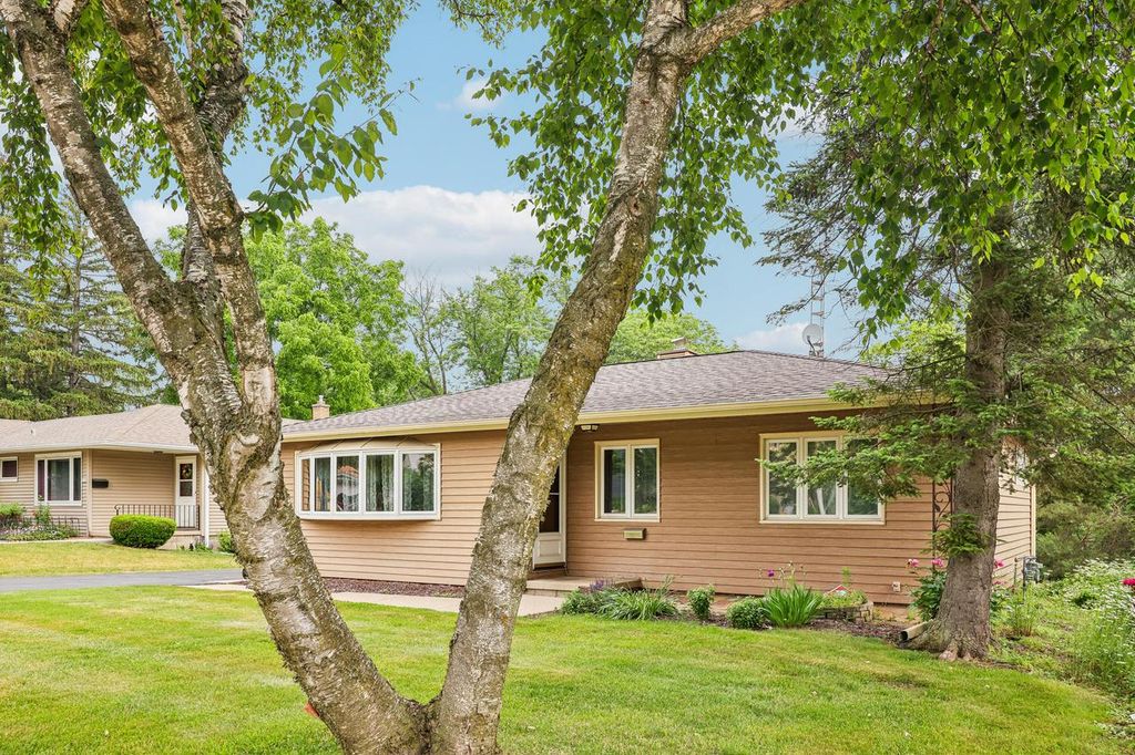 810 Summit AVENUE, Waukesha, WI 53188