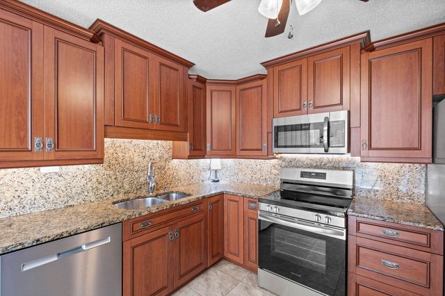 6972 BENT CREEK DR, Germantown, TN 38138