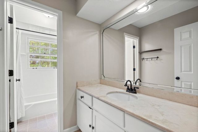 6972 BENT CREEK DR, Germantown, TN 38138