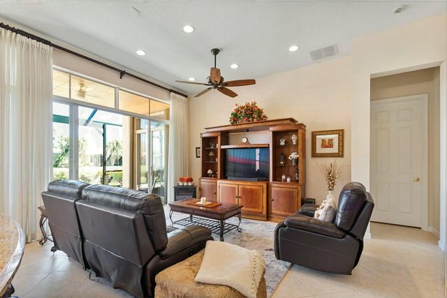 8709 Via Grande E, Wellington, FL 33411