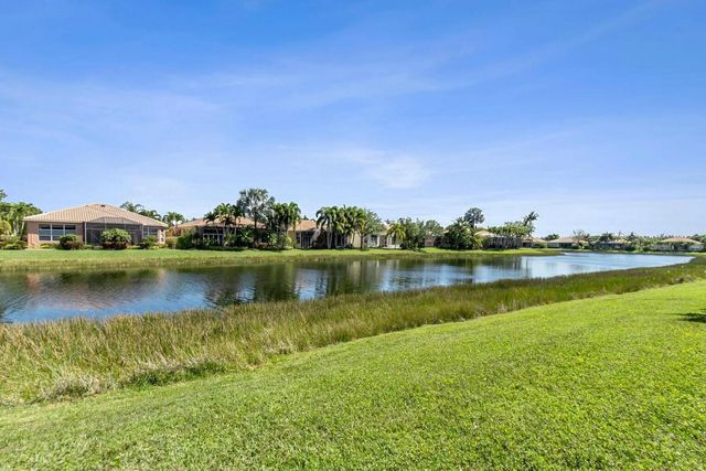 8709 Via Grande E, Wellington, FL 33411