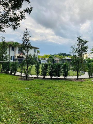640 Pioneer Way 640, Royal Palm Beach, FL 33411