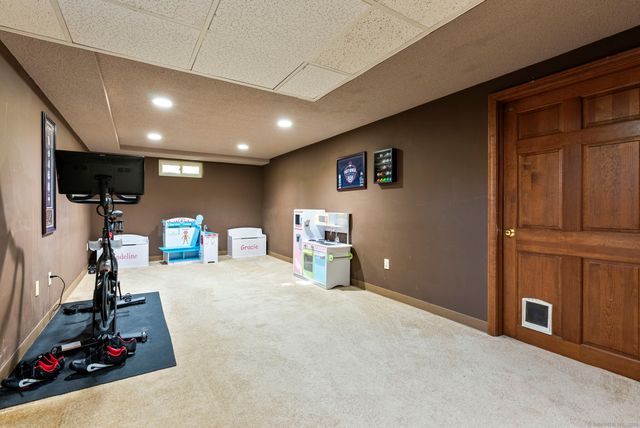 124 Ridgewood Road, Glastonbury, CT 06033