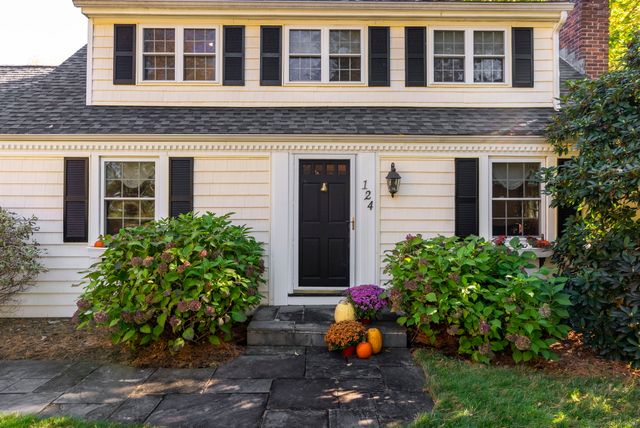 124 Ridgewood Road, Glastonbury, CT 06033