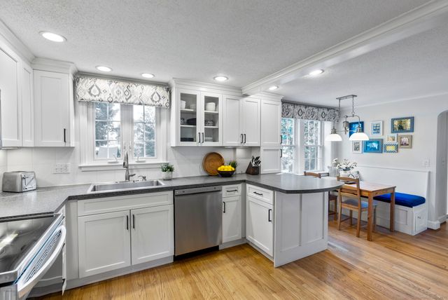 124 Ridgewood Road, Glastonbury, CT 06033