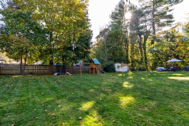 124 Ridgewood Road, Glastonbury, CT 06033