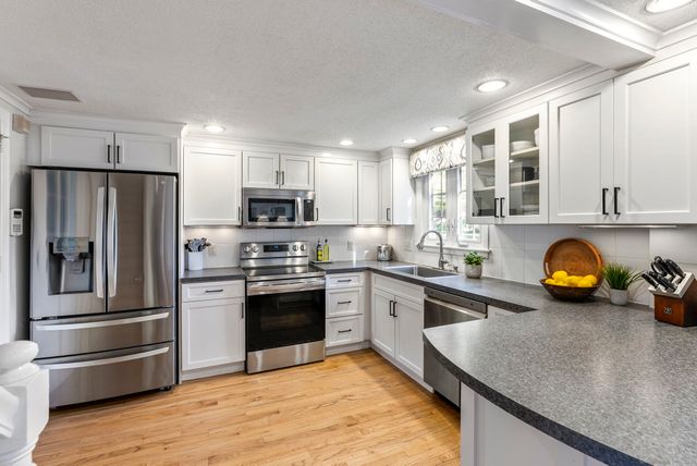 124 Ridgewood Road, Glastonbury, CT 06033