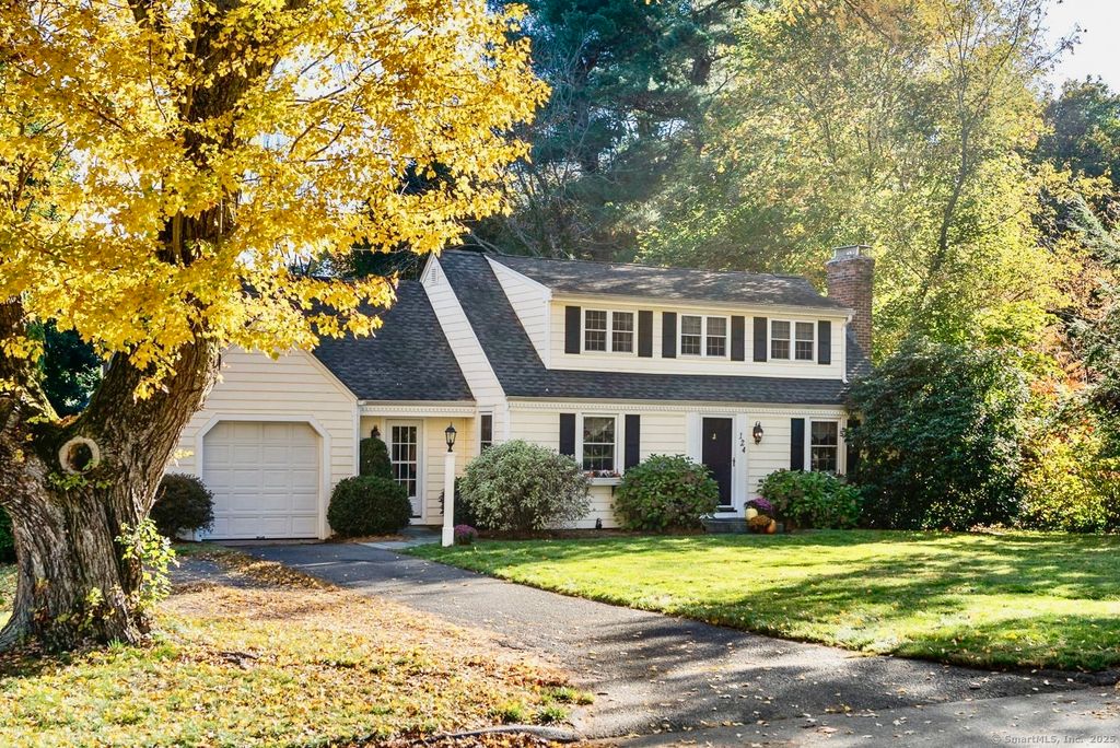 124 Ridgewood Road, Glastonbury, CT 06033