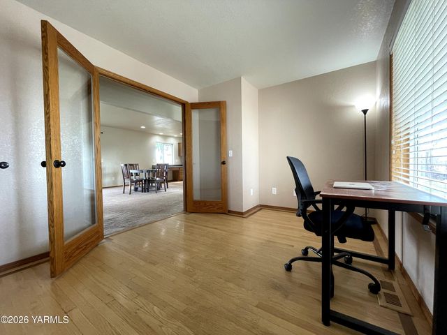 511 Reed St, Zillah, WA 98953