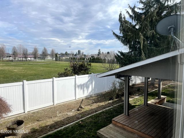 511 Reed St, Zillah, WA 98953