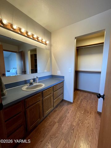 511 Reed St, Zillah, WA 98953