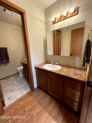 511 Reed St, Zillah, WA 98953