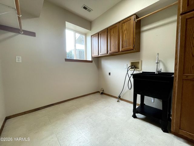511 Reed St, Zillah, WA 98953