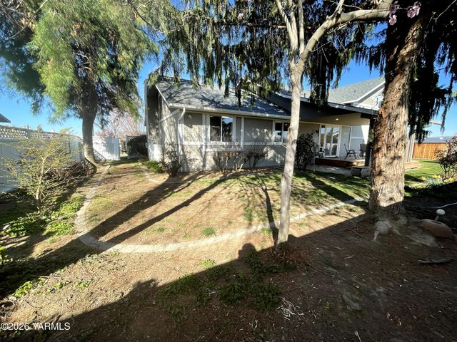 511 Reed St, Zillah, WA 98953