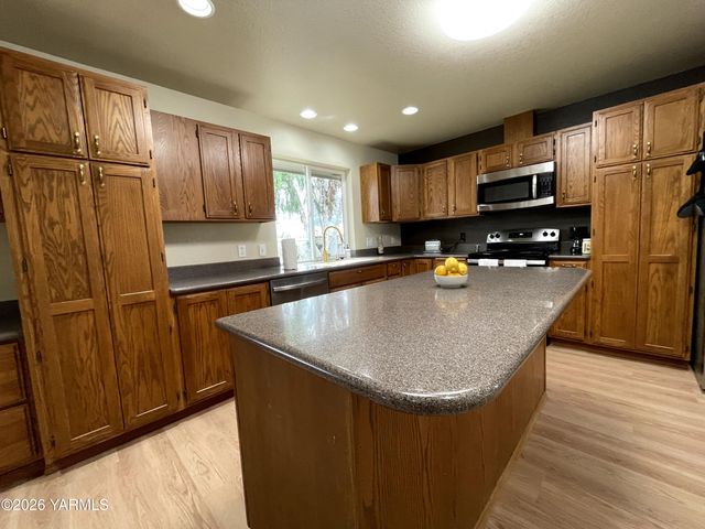 511 Reed St, Zillah, WA 98953