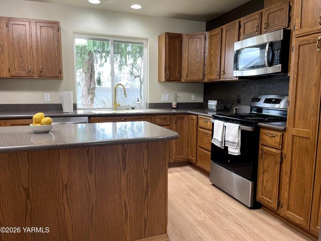 511 Reed St, Zillah, WA 98953