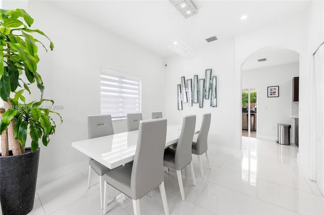 16528 SW 44th St, Miami, FL 33185